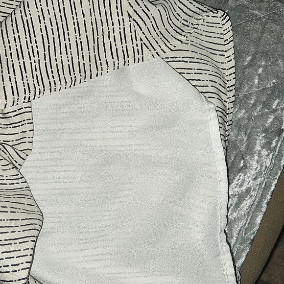 Vici Flutter Sleeve Off White and Black Blouse. Size Medium. Excellent condition - Picture 6 of 7